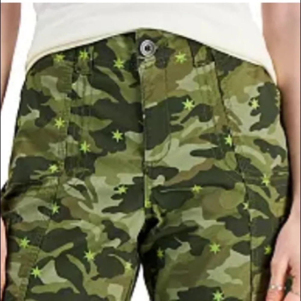 New Women’s Ladies STYLE & CO Green Camo Stars Printed Cargo Short - Picture 2 of 5
